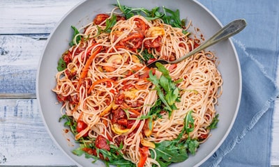 Espaguetis con rúcula, pimiento, tomate y calabacín