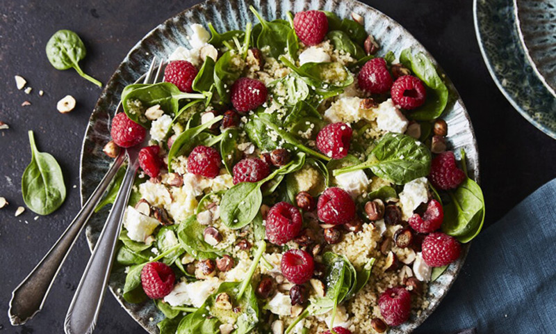 Ensalada de cuscús, espinacas y frambuesas