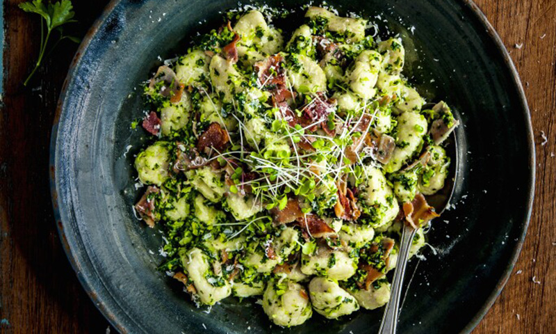 'Gnocchis' de guisantes con kale y jamón