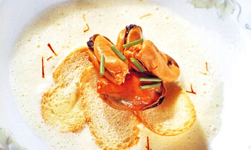 Sopa fría de mejillones al azafrán