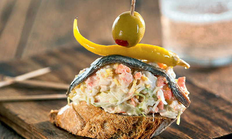 Pincho de ensaladilla de salmón con su gilda