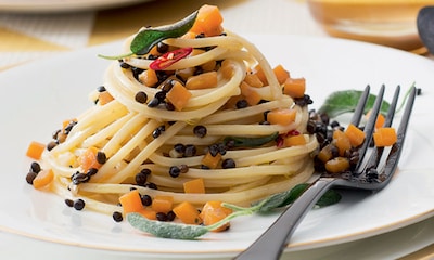 Espaguetis con calabaza y lentejas caviar