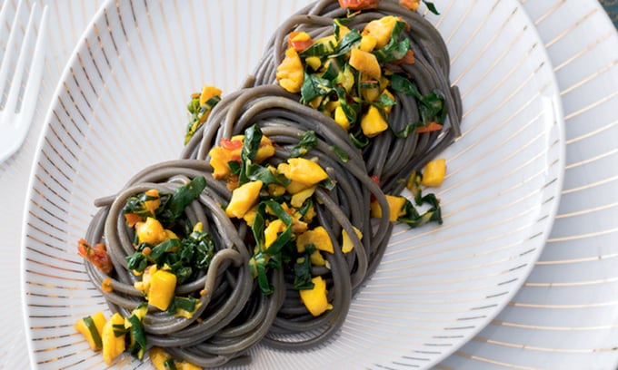 Espaguetis ‘nero di sepia’ con ragú de pez limón