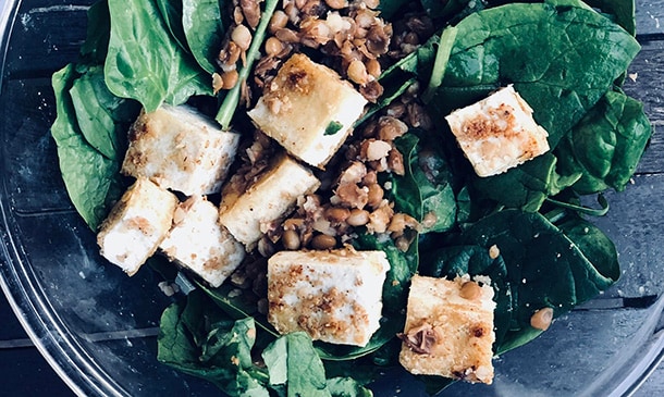 Ensalada de espinacas, tofu y lentejas
