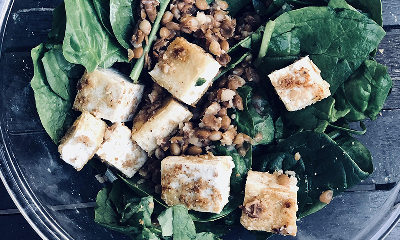 Ensalada de espinacas, tofu y lentejas
