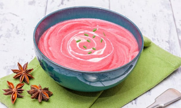 Crema de remolacha, tomates secos y almendras Crema de remolacha, tomates secos y almendras