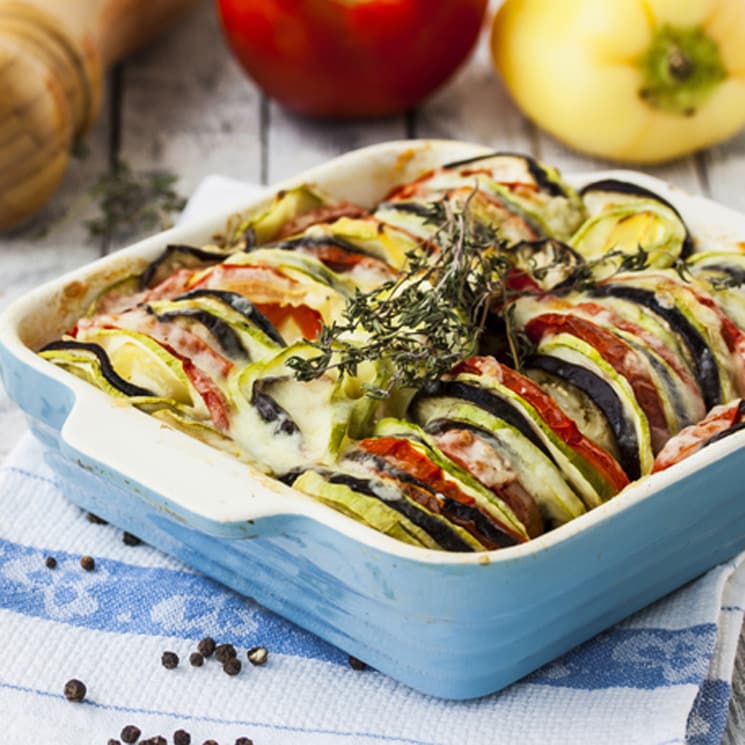 Fuente de berenjena, tomate y cebolla al horno