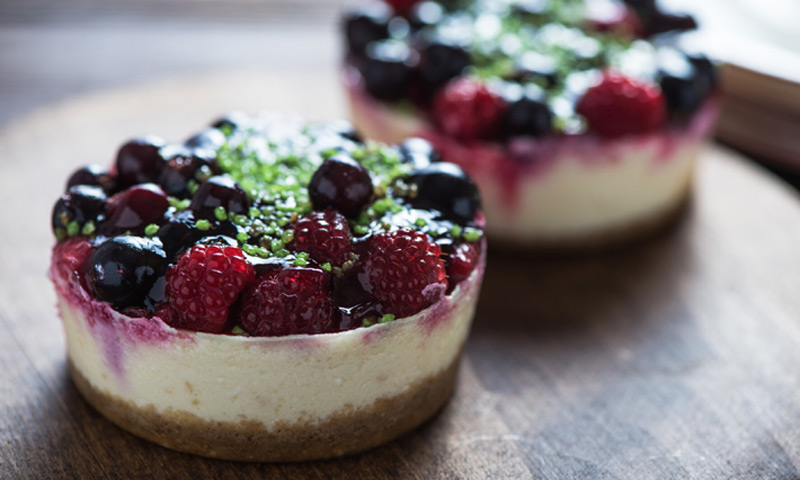 Tartaleta de queso con frutos rojos y pistacho