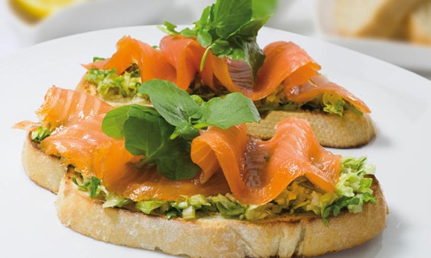 Tostadas de salmón ahumado con lechuga y berros Tostadas de salmón ahumado con lechuga y berros
