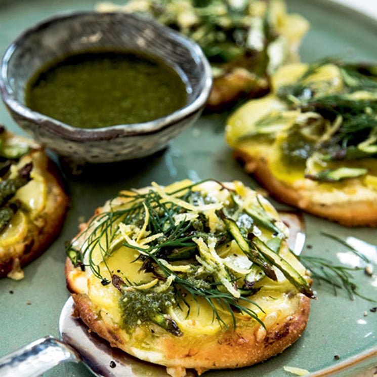 'Minipizzas' de calabacín con pesto de eneldo
