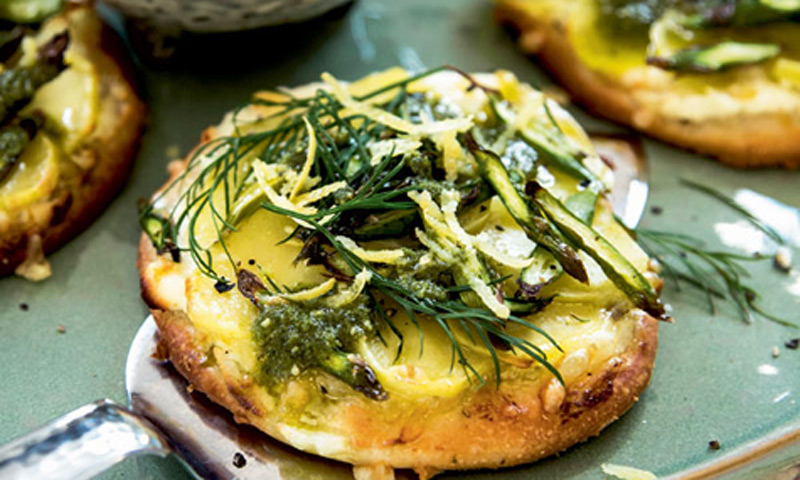 'Minipizzas' de calabacín con pesto de eneldo