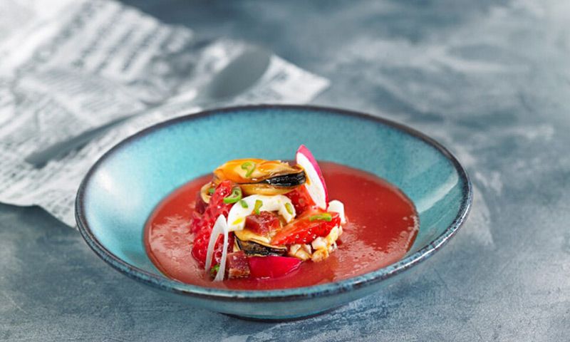 Salmorejo de fresas y remolacha con mejillones en escabeche