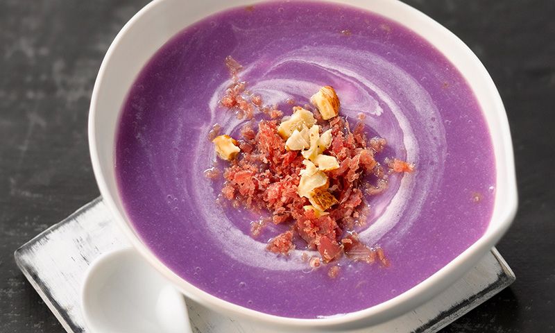 Crema de patatas Vitelotte con frutos secos y cecina