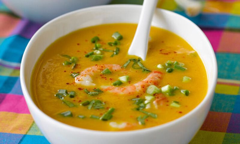 Sopa ligera de patata y gambas
