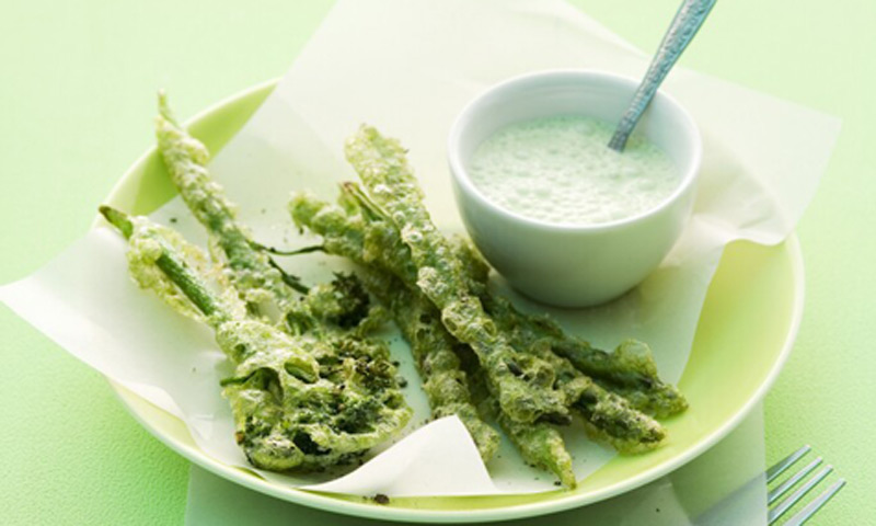 Tempura de brócoli y trigueros con salsa ligera de yogur