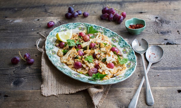 Ensalada templada de coliflor con uvas rojas, perejil y pimienta 'pul biber' Ensalada templada de coliflor con uvas rojas, perejil y pimienta 'pul biber'