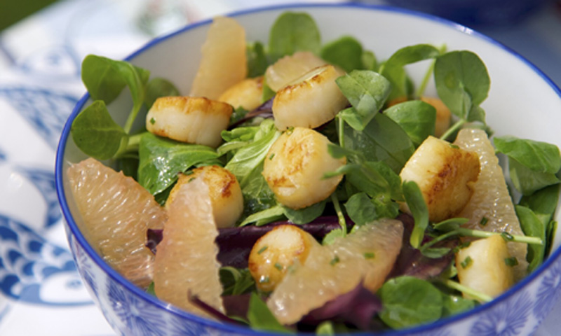 Ensalada de vieiras, canónigos y pomelo