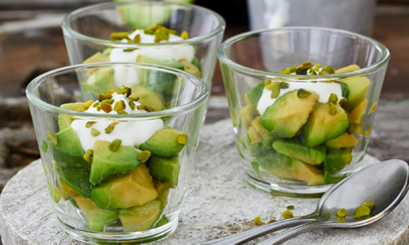 Vasito de aguacate con yogur, lima y pistachos