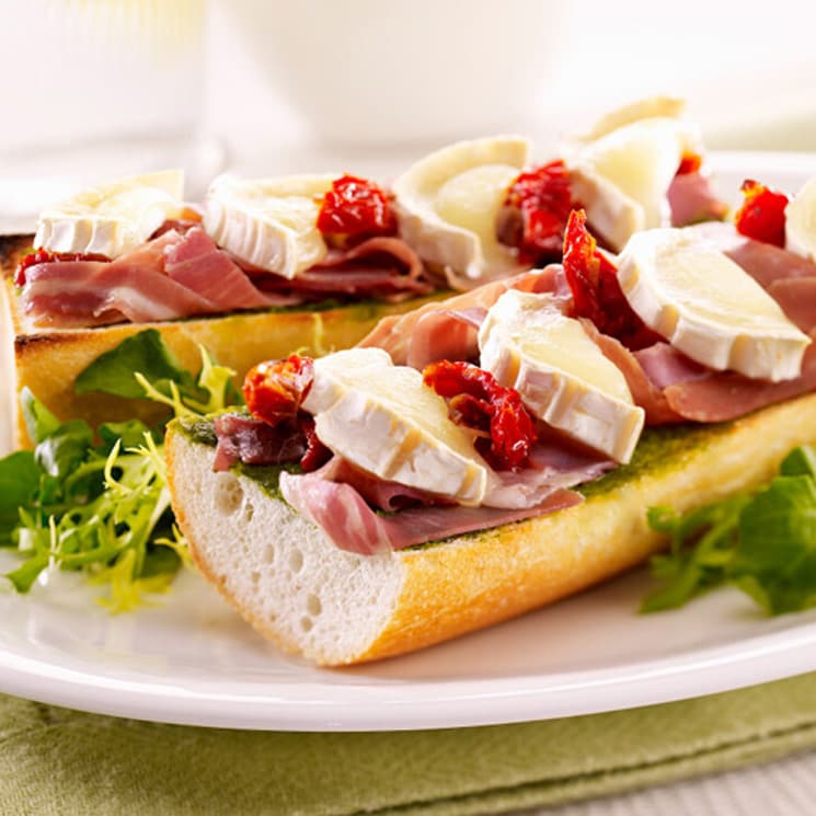 Bocadillo De Jamon Queso De Cabra Y Tomate Seco
