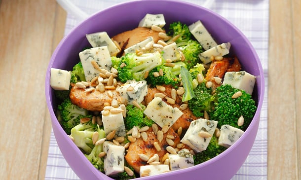 Ensalada de pollo, calabaza y brócoli con queso azul Ensalada de pollo, calabaza y brócoli con queso azul