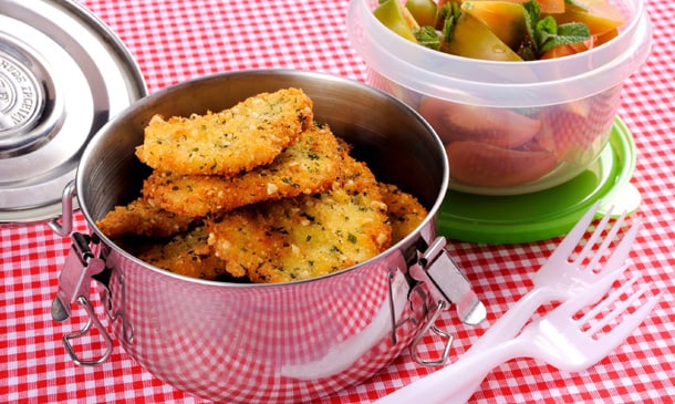 Escalopes de pollo con ensalada de tomate a la menta