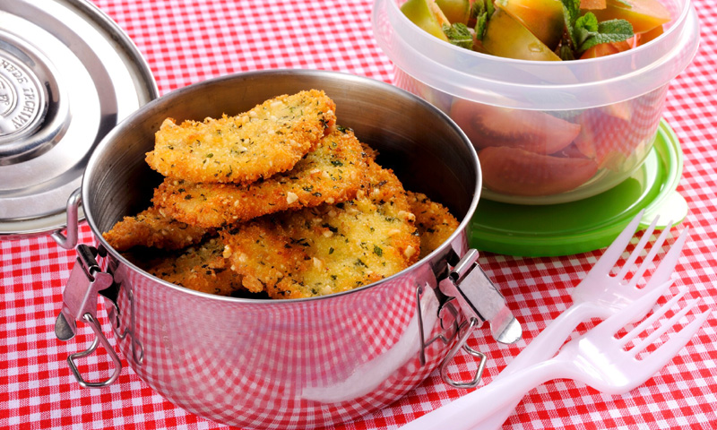 Escalopes de pollo con ensalada de tomate a la menta