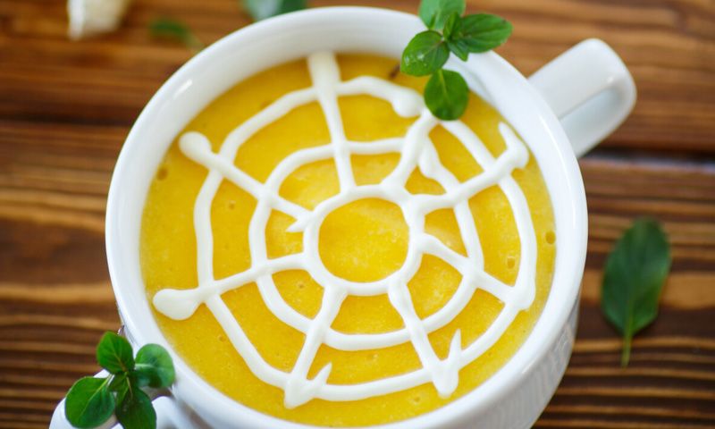 Crema de calabaza y zanahoria con tela de araña
