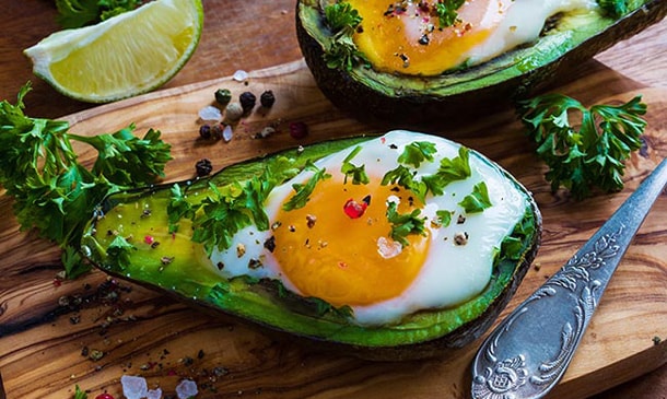 Aguacate relleno de huevo, un desayuno saludable Aguacate relleno de huevo, un desayuno saludable