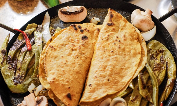 Tacos de nopales, cebolla y champiñón Tacos de nopales, cebolla y champiñón