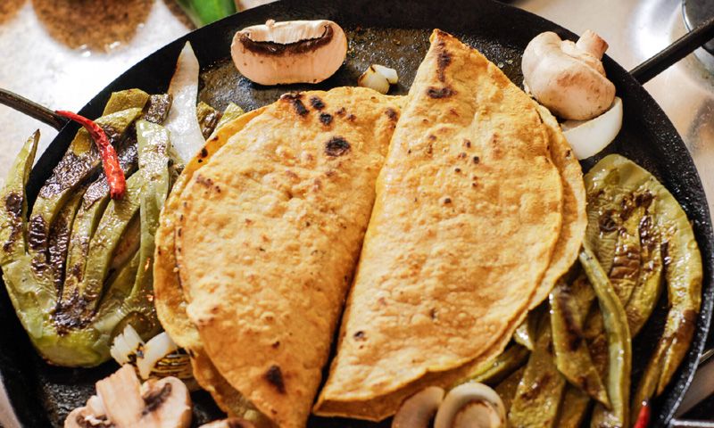 Tacos de nopales, cebolla y champiñón
