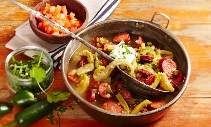 Sopa de chorizo con nopales
