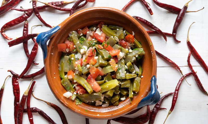 Ensalada de nopales con tomate y requesón