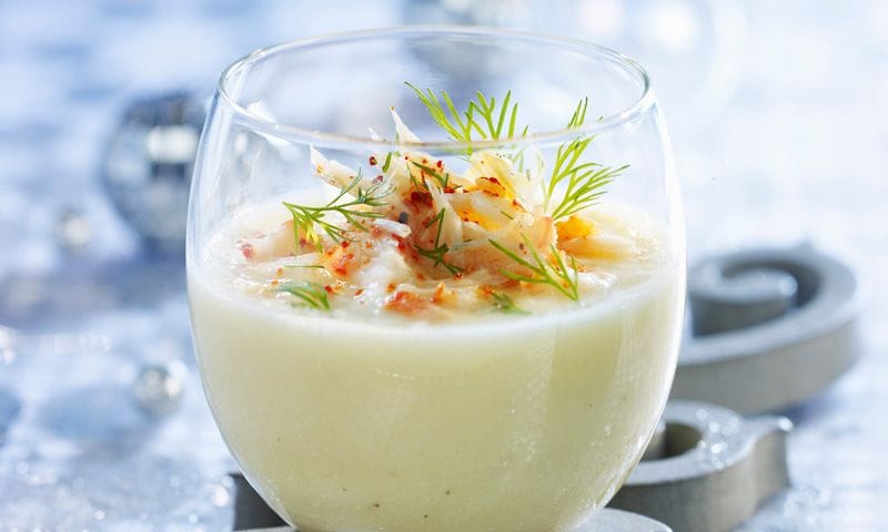 Crema de espárragos blancos con carne de cangrejo y eneldo