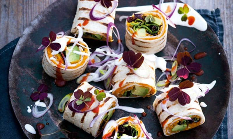 Burritos vegetarianos de aguacate y crema de zanahoria