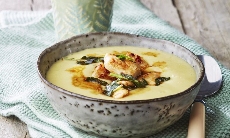 Crema de patata con pollo a la soja y salvia