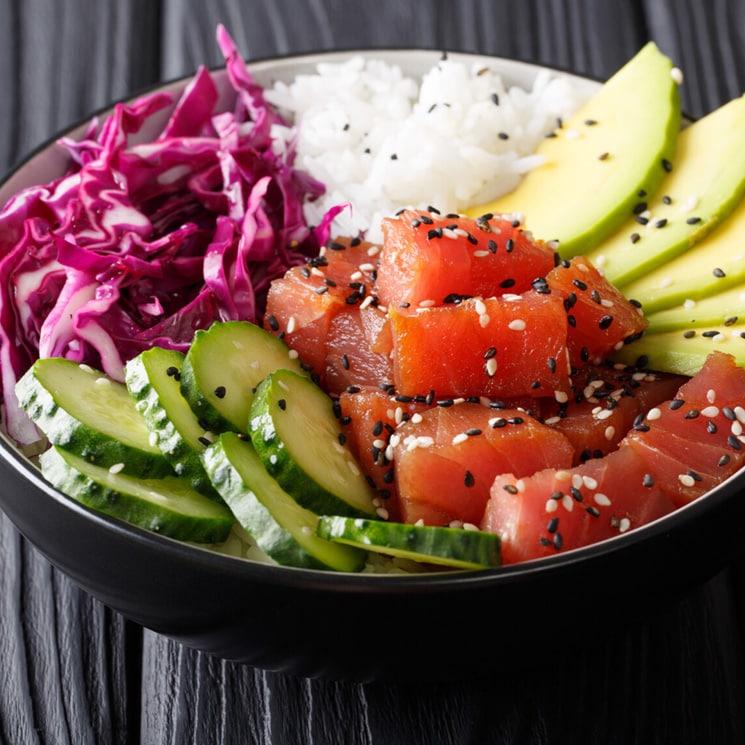 Poke de atún marinado