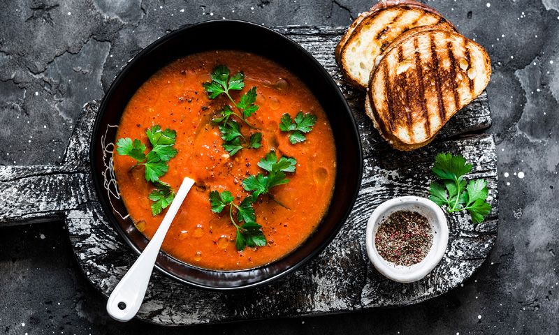 Sopa de tomates asados con sándwiches de queso