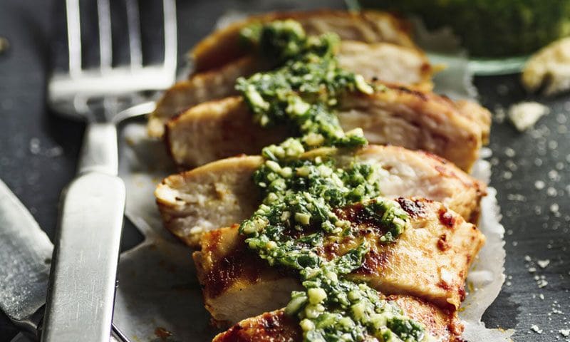 Pechuga de pollo a la parrilla con salsa de ajo y perejil