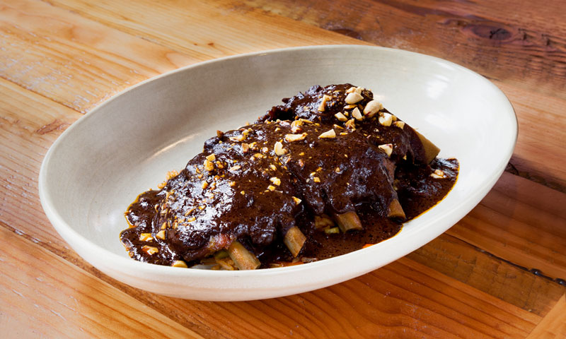 Costillas con mole de café y chocolate