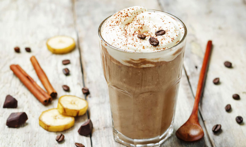 'Smoothie' de café, chocolate y plátano con espuma de coco