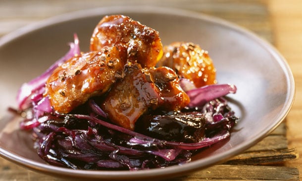 Pato caramelizado con lombarda, ciruelas y salsa de café Pato caramelizado con lombarda, ciruelas y salsa de café