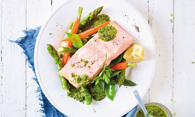 Lomos de salmón con verduras y salsa de eneldo