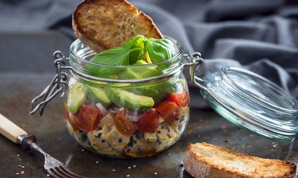 Tofu marinado con jengibre y sésamo, tomate, chalota y aguacate Tofu marinado con jengibre y sésamo, tomate, chalota y aguacate