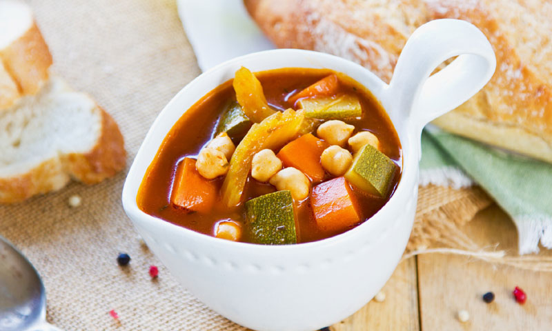 Sopa de garbanzos, calabacín y zanahoria