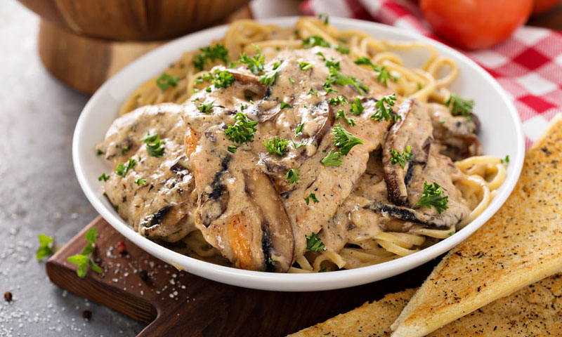 Escalopines de pollo al Marsala con pasta