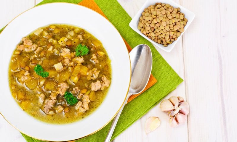 Sopa de lentejas con pollo, apio y calabaza