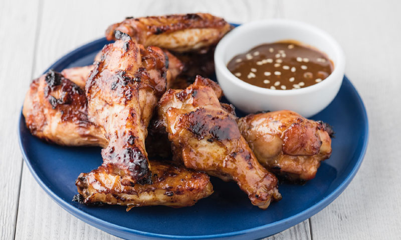 Alitas de pollo glaseadas con 'teriyaki' y crema de sésamo y cacahuete