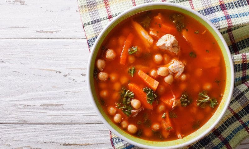 Sopa de garbanzos con pollo y vegetales