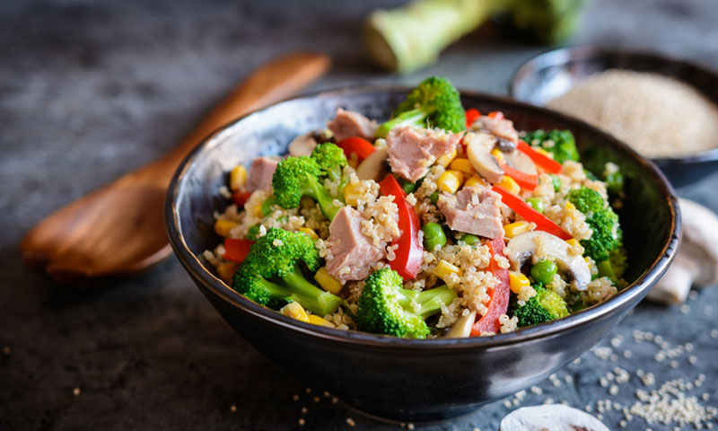 Ensalada de quinoa, brócoli y atún