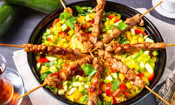 Brochetas de cordero con arroz al curry y vegetales Brochetas de cordero con arroz al curry y vegetales